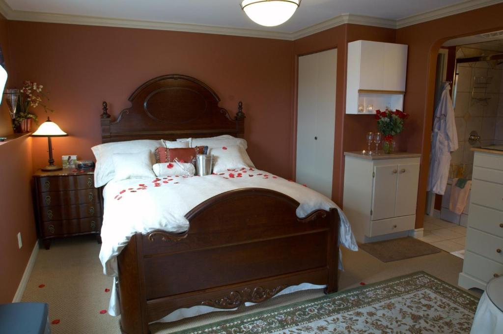 A Vista Villa Couples Retreat 킬로나 객실 사진