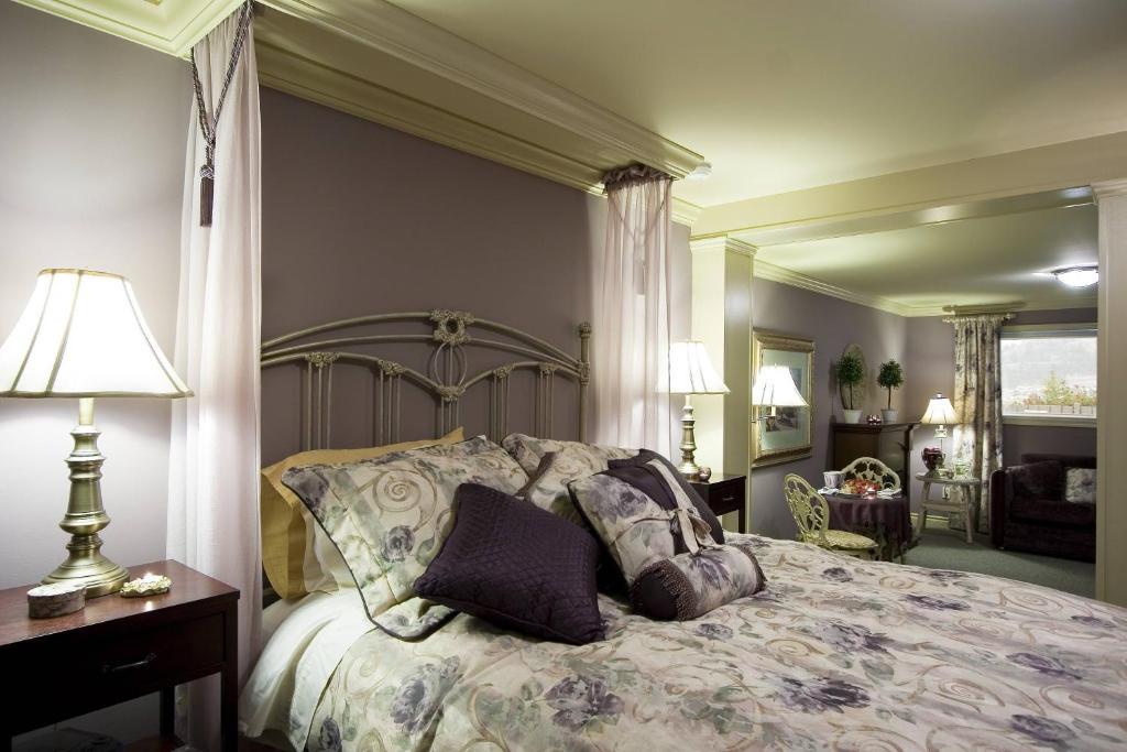 A Vista Villa Couples Retreat 킬로나 객실 사진