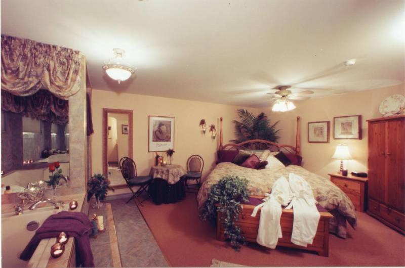 A Vista Villa Couples Retreat 킬로나 객실 사진