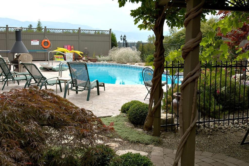 A Vista Villa Couples Retreat 킬로나 객실 사진